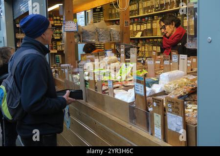 Comprare cibo all'ingrosso al mercato di Norwich Foto Stock