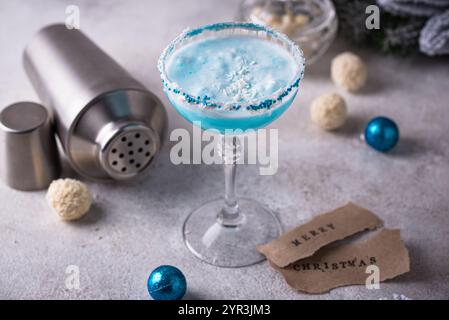 Cocktail di Natale con curacao blu Foto Stock