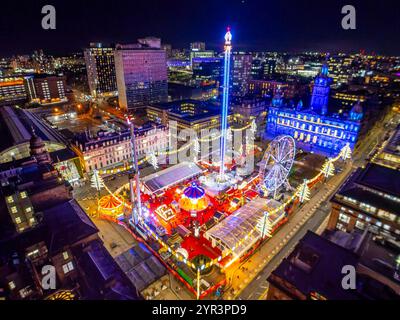 Glasgow, Scozia, Regno Unito. 2 dicembre 2024. Vedute aeree del mercato di natale di Glasgow Winterfest a George Square, Glasgow. Le attrazioni del parco divertimenti includono una torre di 80 metri, Booster Maxx, giostra e aWave Swinger. Il mercato è operativo fino al 5 gennaio 2025. Iain Masterton/Alamy Live News Foto Stock