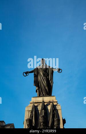 Guardie del Crimean War Memorial a Waterloo Place St James, Londra, contro un cielo blu limpido con una figura femminile armata aperta per onore e Vittoria Foto Stock