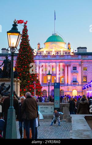 Divertimento invernale e natalizio sulla pista di pattinaggio sul ghiaccio della Somerset House a Londra, Inghilterra Foto Stock