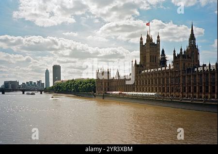 Westminster Palace, Londra Regno Unito, dal Westminster Bridge, guardando verso ovest Foto Stock