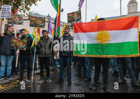 Londra, Regno Unito. 1 dicembre 2024. I membri della comunità curda che detengono cartelli e la bandiera del Kurdistan si riuniscono in piazza Trafalgar prima di una marcia per protestare contro l'arresto di sette curdi che si presume siano legati al Partito dei lavoratori del Kurdistan (PKK) e la chiusura del Centro comunitario dei curdi (KCC). La polizia metropolitana ha fatto irruzione nel KCC e ha effettuato gli arresti la settimana scorsa. Il PKK è stato proibito nel Regno Unito dal 2001. Crediti: Mark Kerrison/Alamy Live News Foto Stock