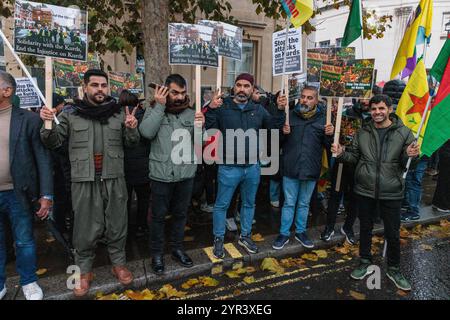 Londra, Regno Unito. 1 dicembre 2024. I membri della comunità curda con cartelloni si riuniscono in piazza Trafalgar prima di una marcia per protestare contro l'arresto di sette curdi che si presume siano legati al Partito dei lavoratori del Kurdistan (PKK) e la chiusura del Centro comunitario dei curdi (KCC). La polizia metropolitana ha fatto irruzione nel KCC e ha effettuato gli arresti la settimana scorsa. Il PKK è stato proibito nel Regno Unito dal 2001. Crediti: Mark Kerrison/Alamy Live News Foto Stock