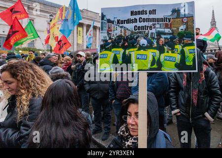 Londra, Regno Unito. 1 dicembre 2024. Centinaia di membri della comunità curda e di sostenitori si riuniscono in piazza Trafalgar prima di una marcia per protestare contro l'arresto di sette curdi che si presume siano legati al Partito dei lavoratori del Kurdistan (PKK) e la chiusura del Centro comunitario curdo (KCC). La polizia metropolitana ha fatto irruzione nel KCC e ha effettuato gli arresti la settimana scorsa. Il PKK è stato proibito nel Regno Unito dal 2001. Crediti: Mark Kerrison/Alamy Live News Foto Stock