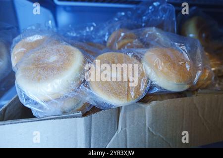 pane surgelato nel frigorifero del supermercato. Vendita ciabatta, pane, hamburger Foto Stock