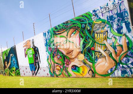 Un vivace murale raffigurante una bella donna a Lisbona, Portogallo, 28 febbraio 2020. Foto Stock