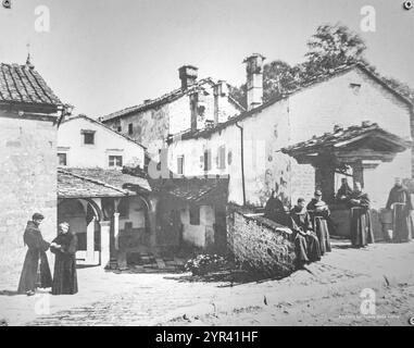 Vecchia fotografia in bianco e nero del Santuario della Verna con frati, chiusi della Verna, Toscana, Italia Foto Stock