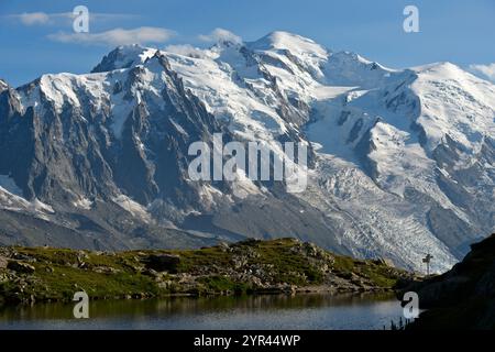 Sul lago di montagna Lac Blanc, vista sul Monte bianco, Chamonix, alta Savoia, Francia Foto Stock