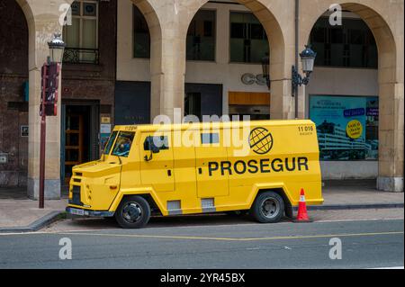 Logrono, Spagna - 27 maggio 2024: Furgone armato giallo Prosegur parcheggiato in una strada a Logrono, nel nord della Spagna Foto Stock