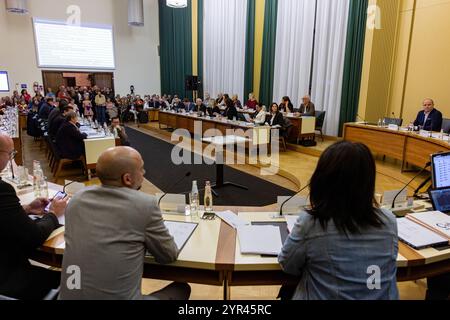 Ostenda, Belgio. 2 dicembre 2024. Questa immagine mostra l'installazione del nuovo consiglio comunale di Ostenda, lunedì 2 dicembre 2024. Vooruit e N-va formeranno la maggioranza, dopo le elezioni amministrative di ottobre in Belgio. BELGA FOTO KURT DESPLENTER credito: Belga News Agency/Alamy Live News Foto Stock