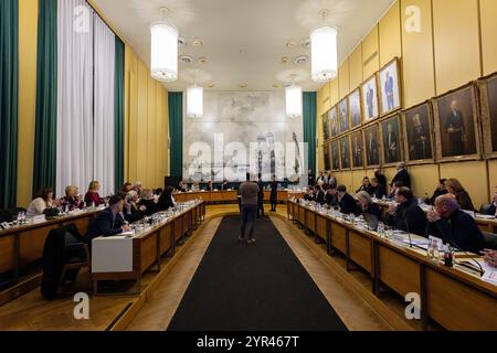 Ostenda, Belgio. 2 dicembre 2024. Questa immagine mostra l'installazione del nuovo consiglio comunale di Ostenda, lunedì 2 dicembre 2024. Vooruit e N-va formeranno la maggioranza, dopo le elezioni amministrative di ottobre in Belgio. BELGA FOTO KURT DESPLENTER credito: Belga News Agency/Alamy Live News Foto Stock