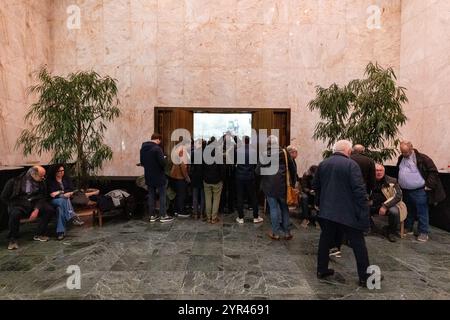 Ostenda, Belgio. 2 dicembre 2024. Questa immagine mostra l'installazione del nuovo consiglio comunale di Ostenda, lunedì 2 dicembre 2024. Vooruit e N-va formeranno la maggioranza, dopo le elezioni amministrative di ottobre in Belgio. BELGA FOTO KURT DESPLENTER credito: Belga News Agency/Alamy Live News Foto Stock