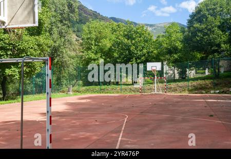 Una prospettiva ad angolo basso cattura una rete bianca drappeggiata da un bordo rosso, adagiata contro un cielo aperto e soleggiato. Foto Stock