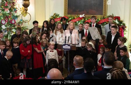 Washington DC, Stati Uniti. 2 dicembre 2024. La First Lady Dr Jill Biden, circondata da bambini delle famiglie della Guardia Nazionale di tutto il paese, fa osservazioni alle famiglie che sono i primi membri pubblici a vedere le decorazioni natalizie della Casa Bianca del 2024, come parte della sua iniziativa "Combining Forces", in seguito all'anteprima stampa dell'ornamento nella sala da pranzo statale della Casa Bianca a Washington DC, lunedì 2 dicembre 2024. Il tema delle festività di quest'anno è "Una stagione di pace e luce". Dr. Credito: UPI/Alamy Live News Foto Stock