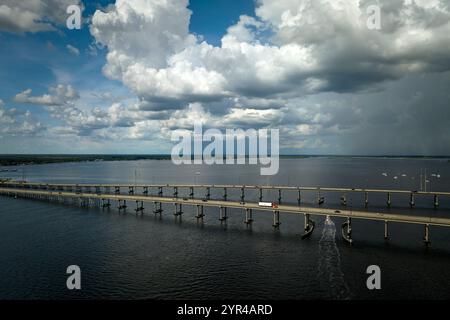 Barron Collier Bridge e Gilchrist Bridge in Florida con traffico in movimento. Infrastruttura di trasporto nella contea di Charlotte che collega Punta Gorda An Foto Stock