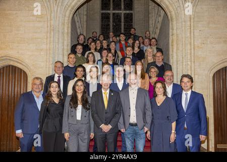 Sint Niklaas, Belgio. 2 dicembre 2024. Foto di gruppo scattata durante l'installazione del nuovo consiglio comunale di Sint-Niklaas, lunedì 2 dicembre 2024. N-va, Vooruit e CD&V formeranno la maggioranza, dopo le elezioni amministrative di ottobre in Belgio. BELGA FOTO DAVID PINTENS credito: Belga News Agency/Alamy Live News Foto Stock