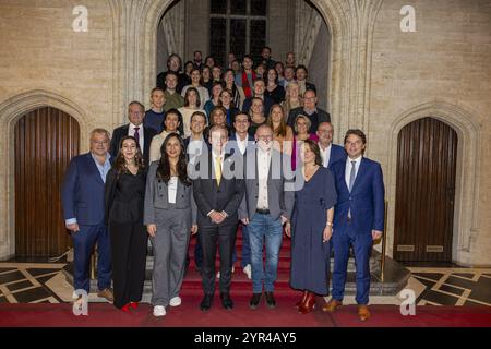 Sint Niklaas, Belgio. 2 dicembre 2024. Foto di gruppo scattata durante l'installazione del nuovo consiglio comunale di Sint-Niklaas, lunedì 2 dicembre 2024. N-va, Vooruit e CD&V formeranno la maggioranza, dopo le elezioni amministrative di ottobre in Belgio. BELGA FOTO DAVID PINTENS credito: Belga News Agency/Alamy Live News Foto Stock