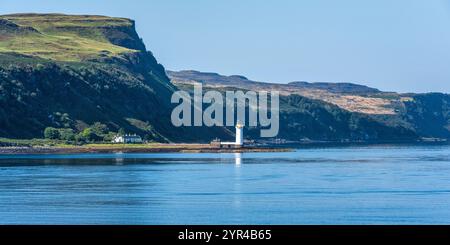 Vista panoramica del faro di Rubha nan Gall situato a nord di Tobermory sull'isola di Mull accanto al Sound of Mull ad Argyll e Bute, Scozia, Regno Unito Foto Stock