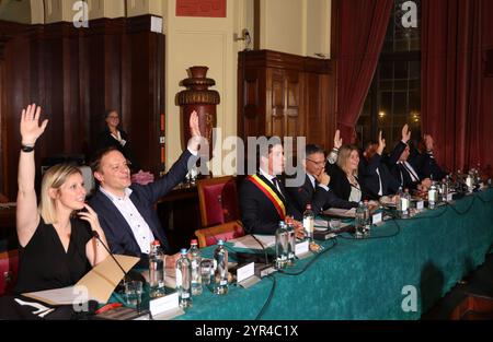 Charleroi, Belgio. 2 dicembre 2024. Thomas Dermine, sindaco di Charleroi, raffigurato durante l'installazione del nuovo consiglio comunale di Charleroi, lunedì 2 dicembre 2024. PS e Les Engages formeranno la maggioranza, dopo le elezioni amministrative di ottobre in Belgio. BELGA PHOTO VIRGINIE LEFOUR credito: Belga News Agency/Alamy Live News Foto Stock