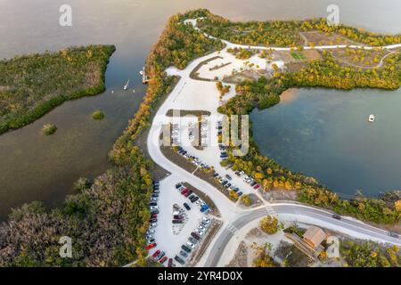 Parcheggio presso la spiaggia di Florida Blind Pass a Manasota Key, Stati Uniti. Parcheggio per veicoli con auto parcheggiate sul parcheggio della spiaggia sull'oceano. Le vacanze estive sono iniziate Foto Stock