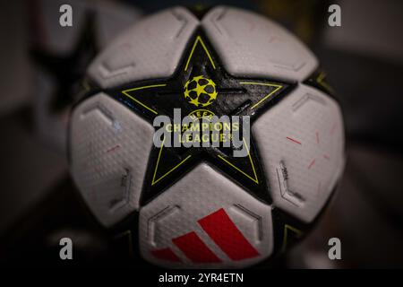 GB. LONDRA - 2 dicembre 2024 - primo piano del logo ufficiale della UEFA Champions League sul pallone del giorno della partita Adidas. Foto Sebastian Frej Foto Stock