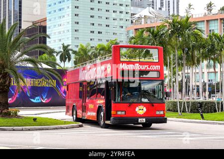 Miami, Florida, Stati Uniti - 1 dicembre 2023: Autobus turistico a due piani in auto nel centro di Miami. L'autobus è gestito da Miami Tours. Foto Stock