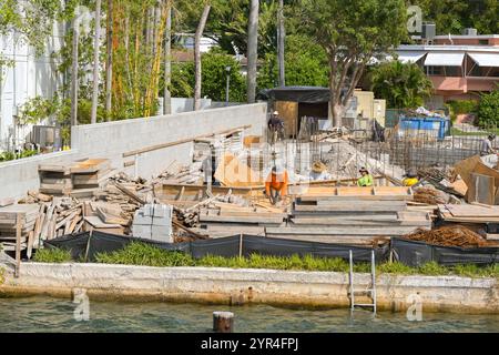 Miami, Florida, Stati Uniti - 1 dicembre 2023: Operai edili sul sito di una nuova casa di lusso sul lungomare di Miami Foto Stock