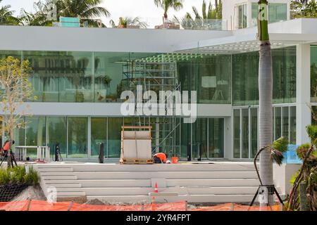 Miami, Florida, Stati Uniti - 1 dicembre 2023: Operai edili sul sito di una nuova casa di lusso sul lungomare di Miami Foto Stock