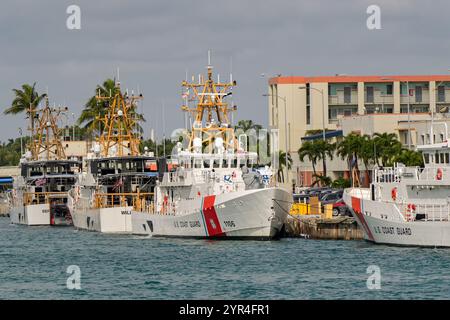Miami, Florida, Stati Uniti - 1 dicembre 2023: Motovedette della Guardia Costiera degli Stati Uniti ormeggiate nella loro base a Miami Foto Stock