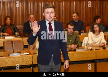 Sint Niklaas, Belgio. 2 dicembre 2024. Filip Brusselmans nella foto durante l'installazione del nuovo consiglio comunale di Sint-Niklaas, lunedì 2 dicembre 2024. N-va, Vooruit e CD&V formeranno la maggioranza, dopo le elezioni amministrative di ottobre in Belgio. BELGA FOTO DAVID PINTENS credito: Belga News Agency/Alamy Live News Foto Stock