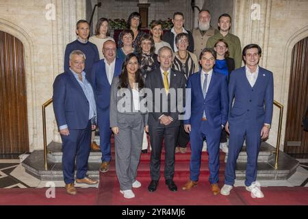 Sint Niklaas, Belgio. 2 dicembre 2024. Membri NVA nella foto durante l'installazione del nuovo consiglio comunale di Sint-Niklaas, lunedì 2 dicembre 2024. N-va, Vooruit e CD&V formeranno la maggioranza, dopo le elezioni amministrative di ottobre in Belgio. BELGA FOTO DAVID PINTENS credito: Belga News Agency/Alamy Live News Foto Stock