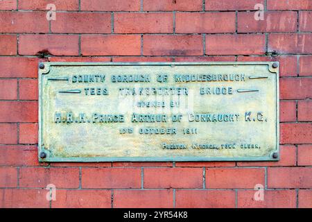 Targa commemorativa su un muro di mattoni rossi che segna l'apertura del Tees Transporter Bridge nel 1911 da parte del principe Artù di Connaught Foto Stock