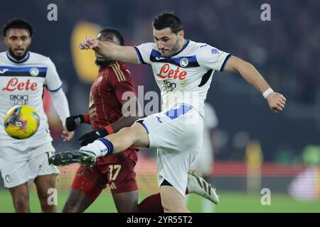 Il difensore bosniaco dell'Atalanta Sead Kolasinac durante la partita di calcio di serie A tra AS Roma e Atalanta BC allo Stadio Olimpico di Roma, Italia, il 2 dicembre 2024. Foto Stock