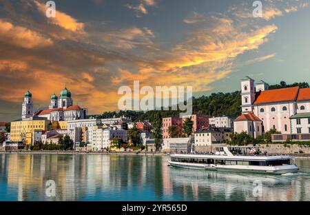 Vista dello skyline da Passau in Baviera con il fiume Inn in Germania Foto Stock