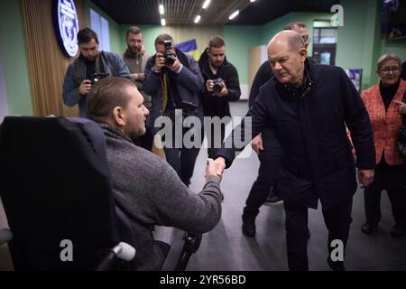 Kiev, Ucraina. 2 dicembre 2024. Il cancelliere tedesco Olaf Schotz, a destra, saluta un guerriero ferito che si sta riprendendo in un ospedale militare, 2 dicembre 2024 a Kiev, Ucraina. Schotz arrivò in visita a sorpresa impegnando 685 milioni di dollari in aiuti militari aggiuntivi. Credito: Presidenza Ucraina/Ufficio stampa presidenziale ucraino/Alamy Live News Foto Stock