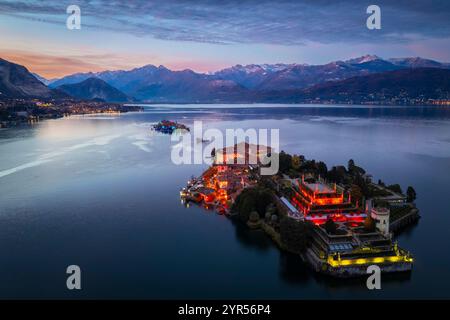 Veduta aerea delle Isole Borromee illuminata per l'evento "Isole di luce". Stresa, Lago maggiore, Verbano Cusio Ossola, Piemonte, Italia. Foto Stock