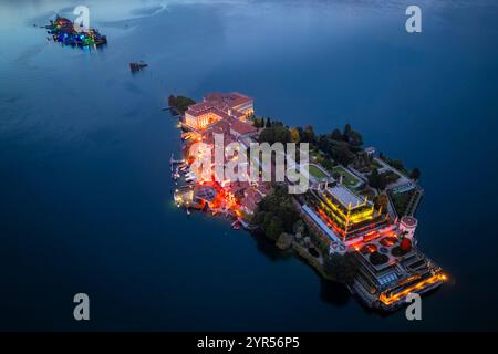 Veduta aerea delle Isole Borromee illuminata per l'evento "Isole di luce". Stresa, Lago maggiore, Verbano Cusio Ossola, Piemonte, Italia. Foto Stock