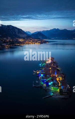 Veduta aerea delle Isole Borromee illuminata per l'evento "Isole di luce". Stresa, Lago maggiore, Verbano Cusio Ossola, Piemonte, Italia. Foto Stock