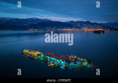 Veduta aerea delle Isole Borromee illuminata per l'evento "Isole di luce". Stresa, Lago maggiore, Verbano Cusio Ossola, Piemonte, Italia. Foto Stock