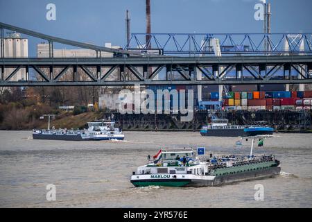 Frachtschiffe, Krefeld-Uerdinger Brücke über denRhein, in der Höhe von Krefeld-Uerdingen, NRW, Deutschland, Rhein Krefeld *** navi da carico, Krefeld Uerdingen ponte sul Reno, vicino a Krefeld Uerdingen, NRW, Germania, Rhine Krefeld Foto Stock