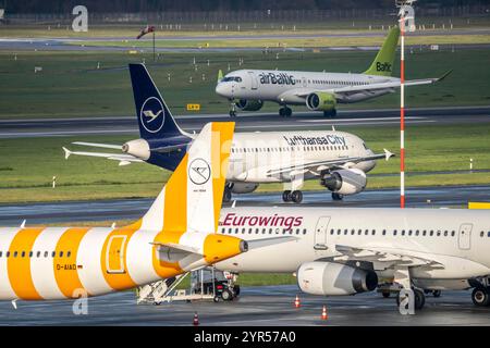Flughafen Düsseldorf, Eurowings, Condor Flieger auf dem Vorfeld, Air Baltic Airbus beim Start, Airbus A319 der Lufthansa City auf dem Taxiway zum Start, Düsseldorf, NRW, Deutschland, Flughafen DUS *** Aeroporto Düsseldorf, Eurowings, Condor Airbus sul piazzale Düsseldorf, Air Baltic Airbus al decollo, Lufthansa City Airbus A319, DUS, prendere la Germania, NRW per l'aeroporto DUS, prendere la NRW Foto Stock