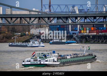 Frachtschiffe, Krefeld-Uerdinger Brücke über denRhein, in der Höhe von Krefeld-Uerdingen, NRW, Deutschland, Rhein Krefeld *** navi da carico, Krefeld Uerdingen ponte sul Reno, vicino a Krefeld Uerdingen, NRW, Germania, Rhine Krefeld Foto Stock