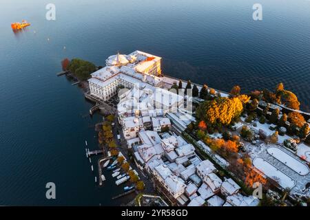 Vista aerea delle Isole Borromee durante l'alba invernale dopo una nevicata. Stresa, Lago maggiore, Verbano Cusio Ossola, Piemonte, Italia. Foto Stock