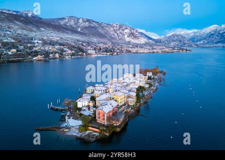 Vista aerea delle Isole Borromee durante l'alba invernale dopo una nevicata. Stresa, Lago maggiore, Verbano Cusio Ossola, Piemonte, Italia. Foto Stock