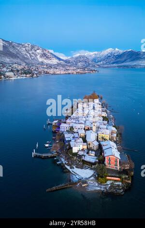 Vista aerea delle Isole Borromee durante l'alba invernale dopo una nevicata. Stresa, Lago maggiore, Verbano Cusio Ossola, Piemonte, Italia. Foto Stock