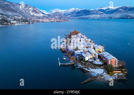 Vista aerea delle Isole Borromee durante l'alba invernale dopo una nevicata. Stresa, Lago maggiore, Verbano Cusio Ossola, Piemonte, Italia. Foto Stock