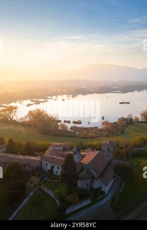 Vista aerea dei colori autunnali di Torbiere del Sebino al tramonto. Provaglio d'Iseo, provincia di Brescia, regione dei laghi, Lombardia, Italia, Europa. Foto Stock