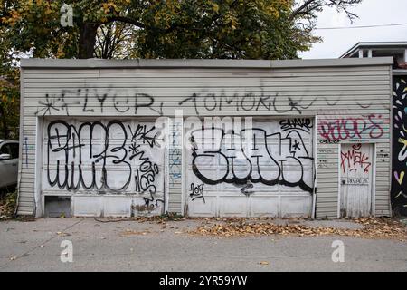 Graffiti segnati sulle porte del garage su McCaul Street nel centro di Toronto, Ontario, Canada Foto Stock