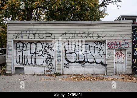 Graffiti segnati sulle porte del garage su McCaul Street nel centro di Toronto, Ontario, Canada Foto Stock